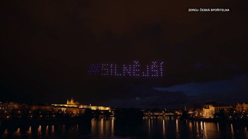 Video: Stovky dronů rozzářily nad Vltavou českého lva. Za akcí stojí banka